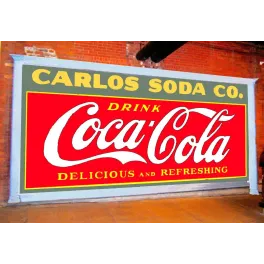 Enseigne murale Coca-Cola Carlos Soda Co. Drink Delicious Refreshing lettres blanches fond rouge mur briques