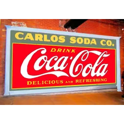 Enseigne murale Coca-Cola Carlos Soda Co. Drink Delicious Refreshing lettres blanches fond rouge mur briques