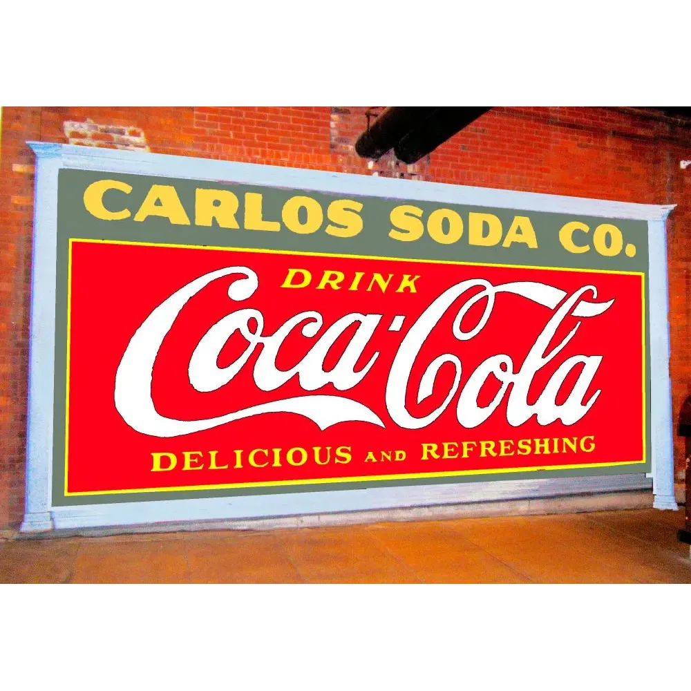 Enseigne murale Coca-Cola Carlos Soda Co. Drink Delicious Refreshing lettres blanches fond rouge mur briques Enseigne murale Coca-Cola Carlos Soda Co. Drink Delicious Refreshing lettres blanches fond rouge mur briques