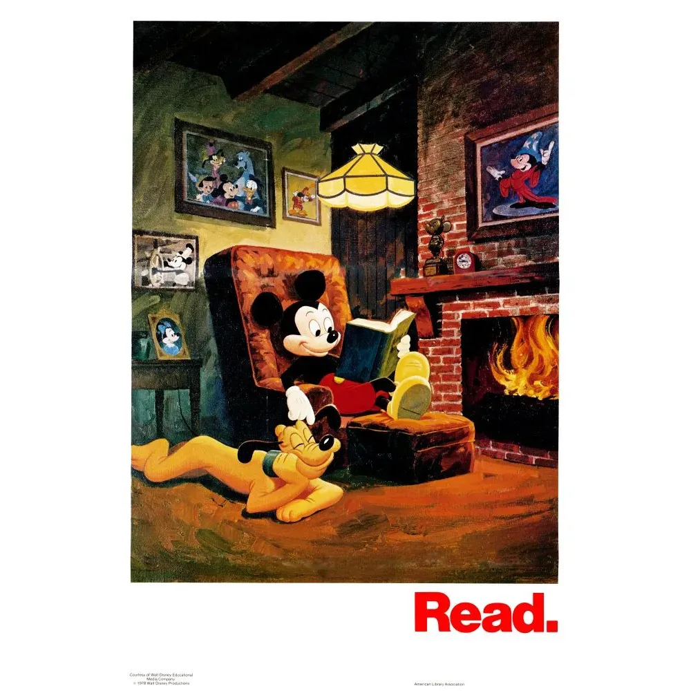 Visuel Disney vers 1981 montrant Mickey Mouse lisant un livre près d'une cheminée avec Pluto allongé à ses pieds.